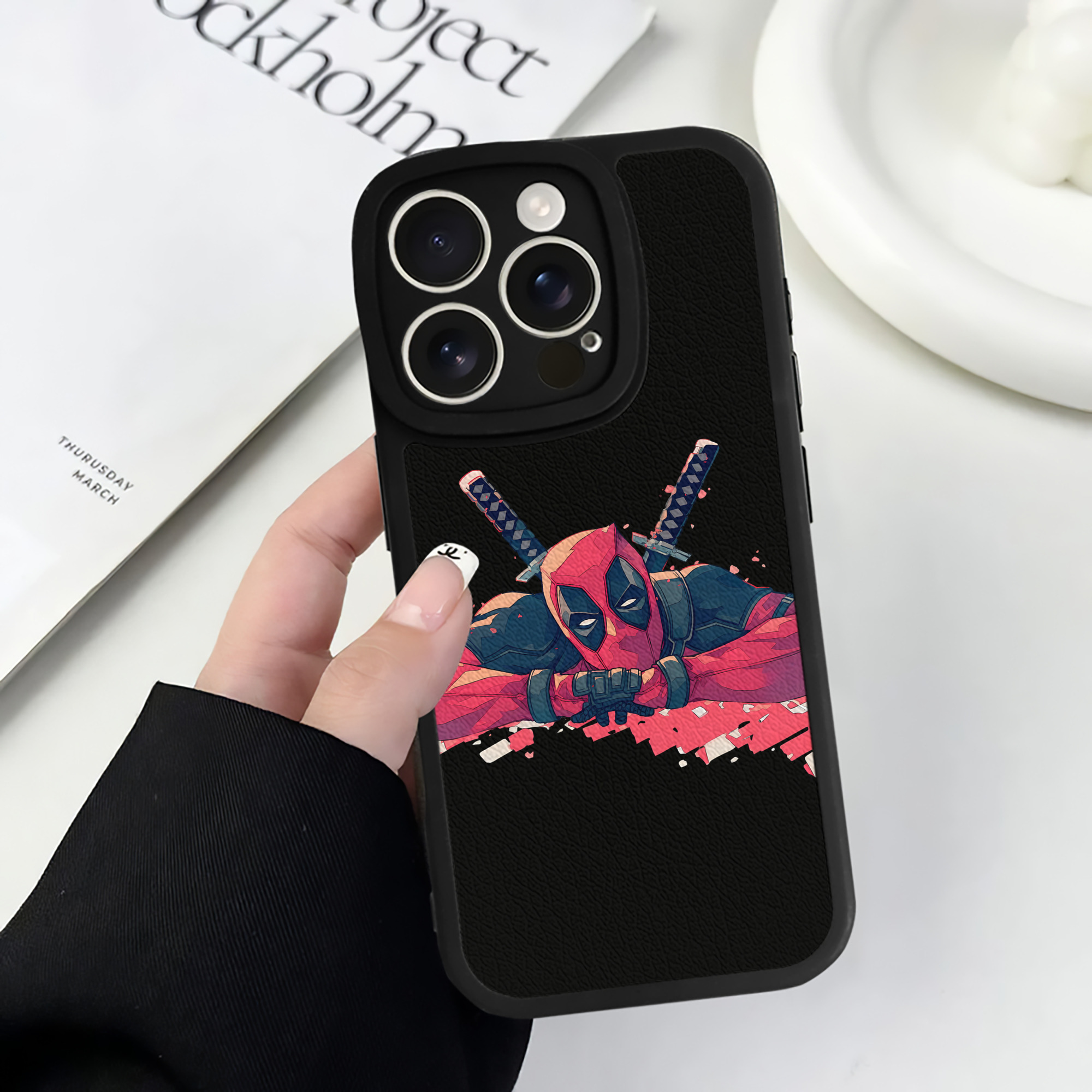（画像用） Deadpool デッドプール 【iPhone 16シリーズ対応】シリコンスマホケース（レザー調） 材質：シリコン